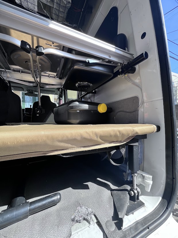軽バン ベッド下 電源 水タンク 配置