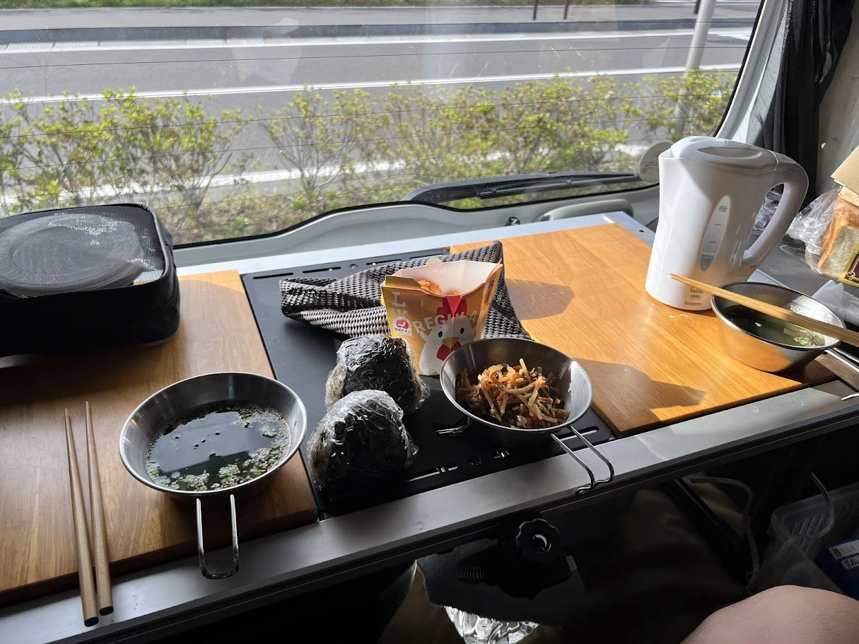 軽バン車中泊の朝ごはん おにぎりと味噌汁の車内食事風景