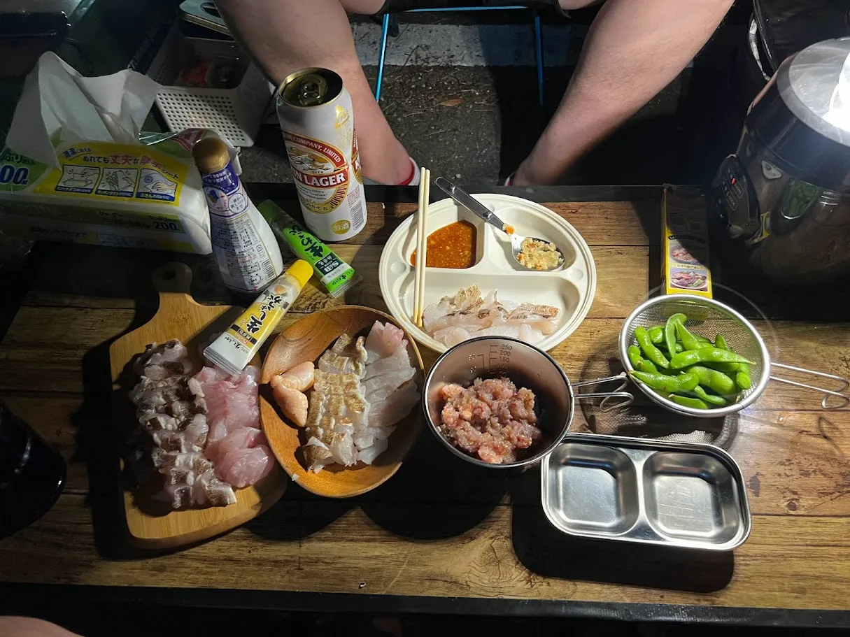 軽バン車中泊で釣った魚を調理して食べる様子