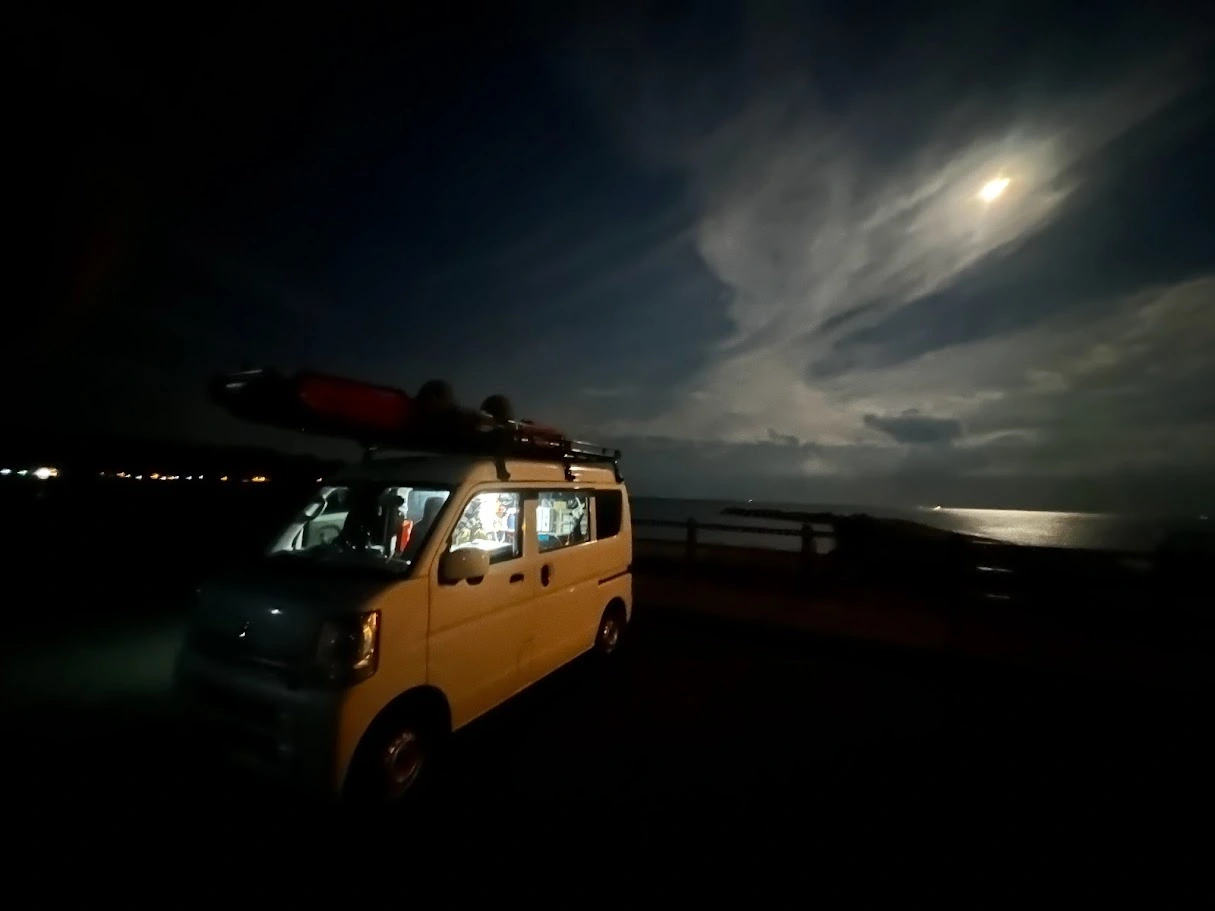 軽バン車中泊 夜の海と釣り旅の様子