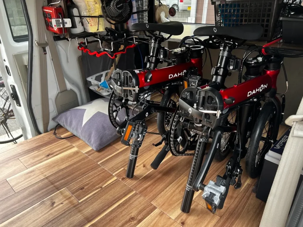 軽バン車中泊で折りたたみ自転車DAHON K3を車内に収納した様子
