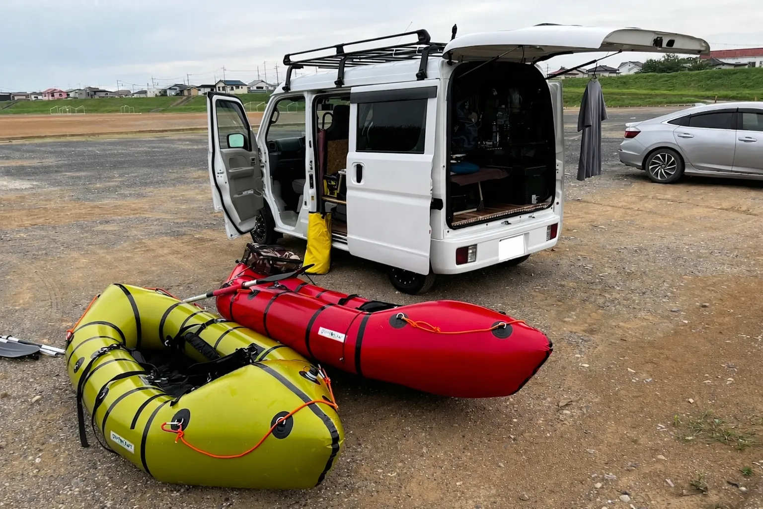 軽バン車中泊でパックラフトを準備する様子