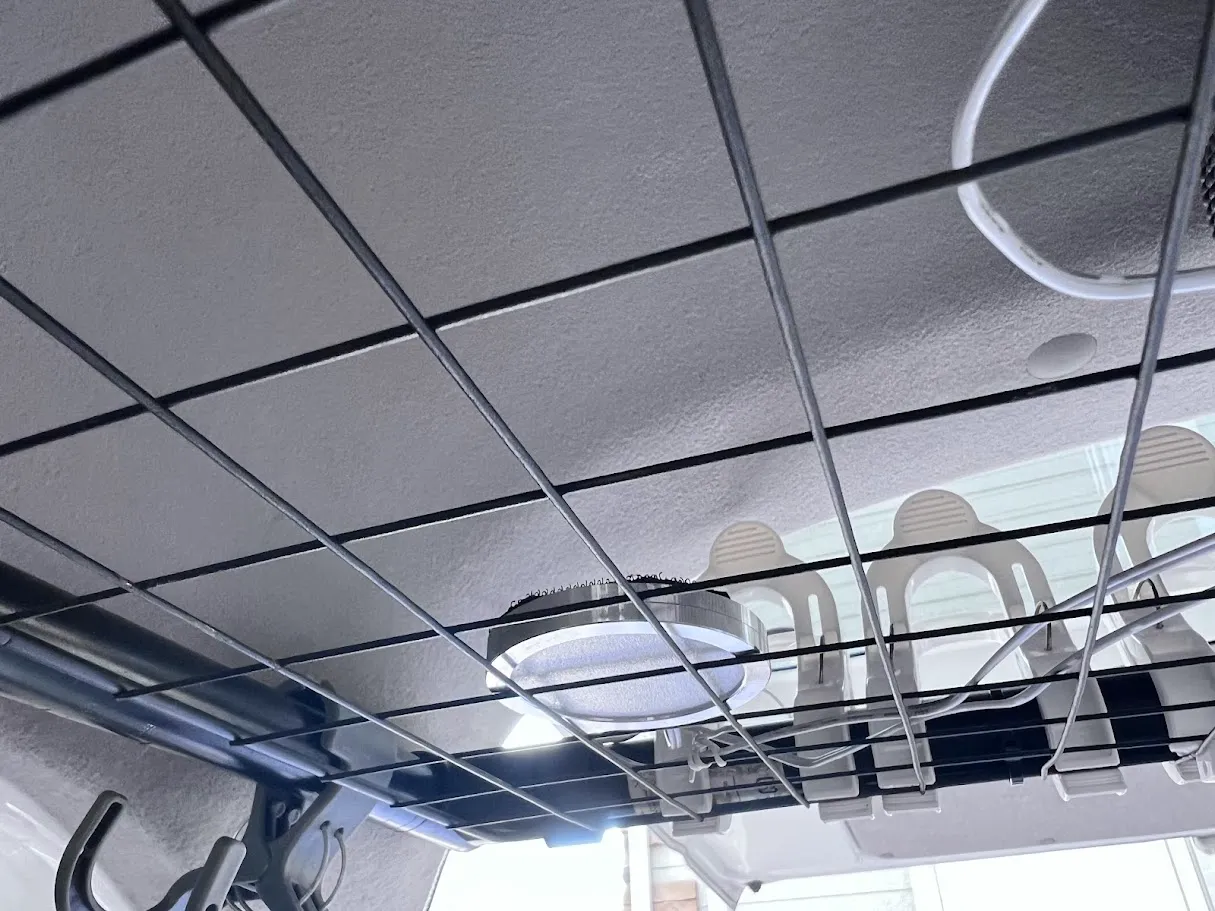 軽バン イレクター 天井収納に100均ネットとLEDライトを取り付けた例