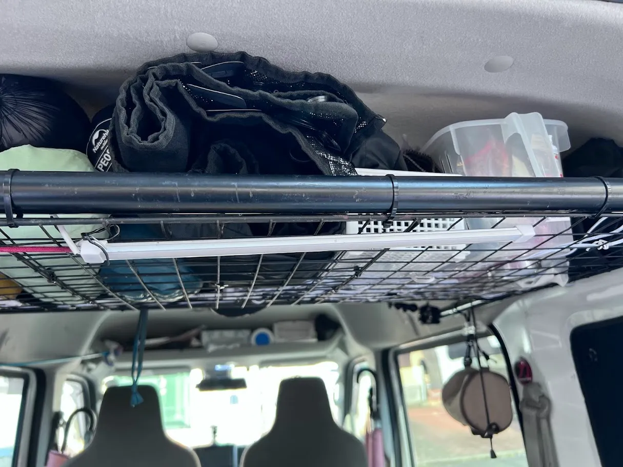 軽バン イレクター 天井収納に寝袋やシェードなどを収納した実例