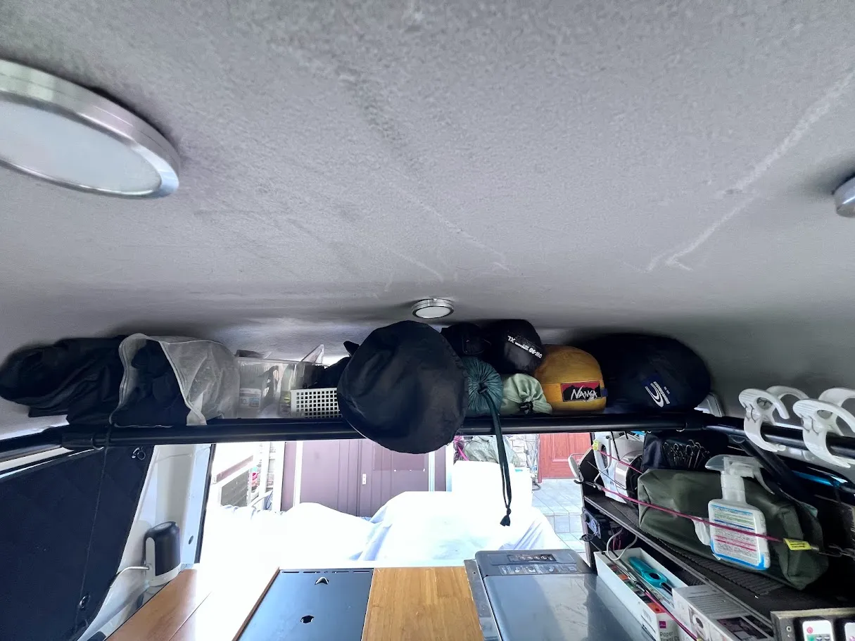 軽バンのイレクター天井収納に荷物を載せた実用例