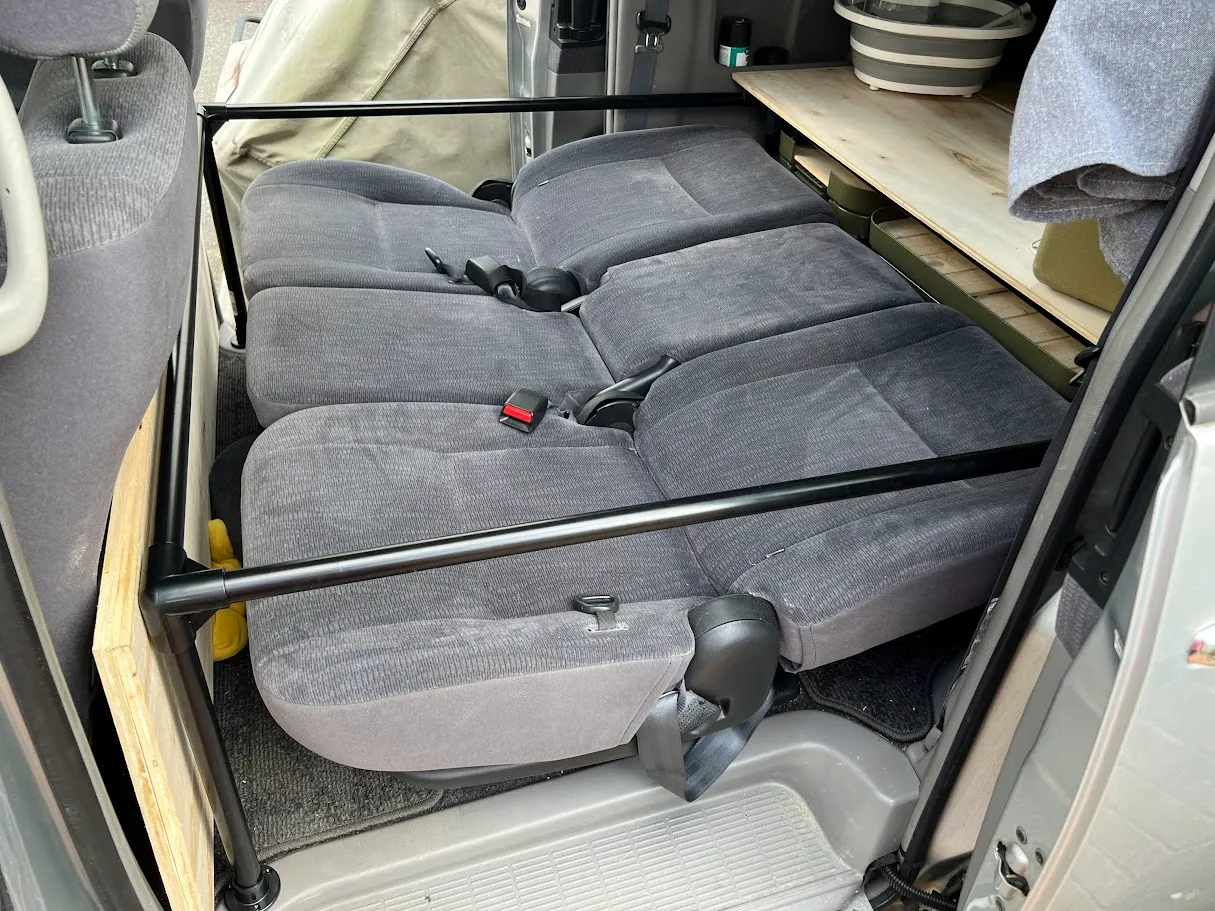 イレクターパイプで組んだ車中泊ベッドフレーム ノア 車内DIY