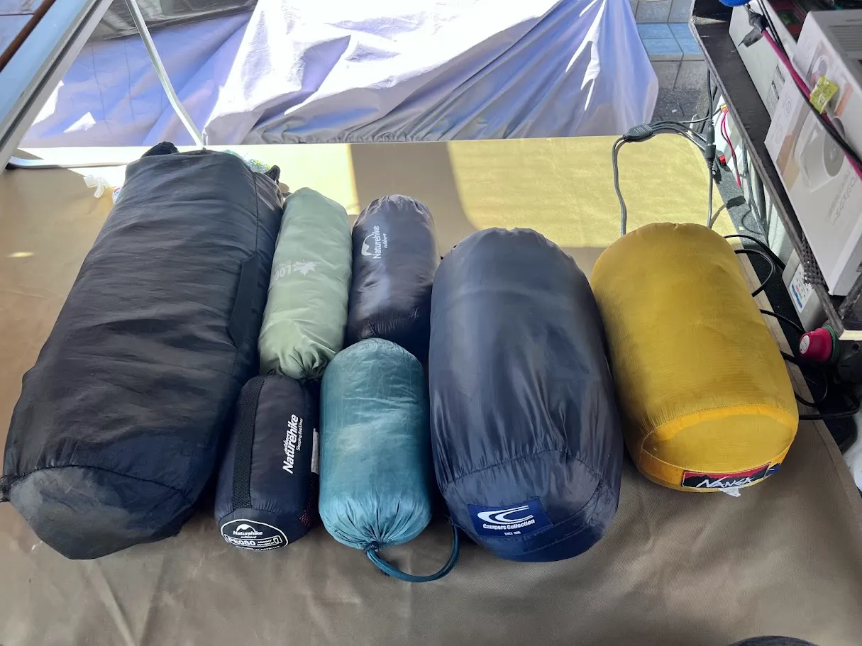 軽バンの天井収納に入れている荷物の実例