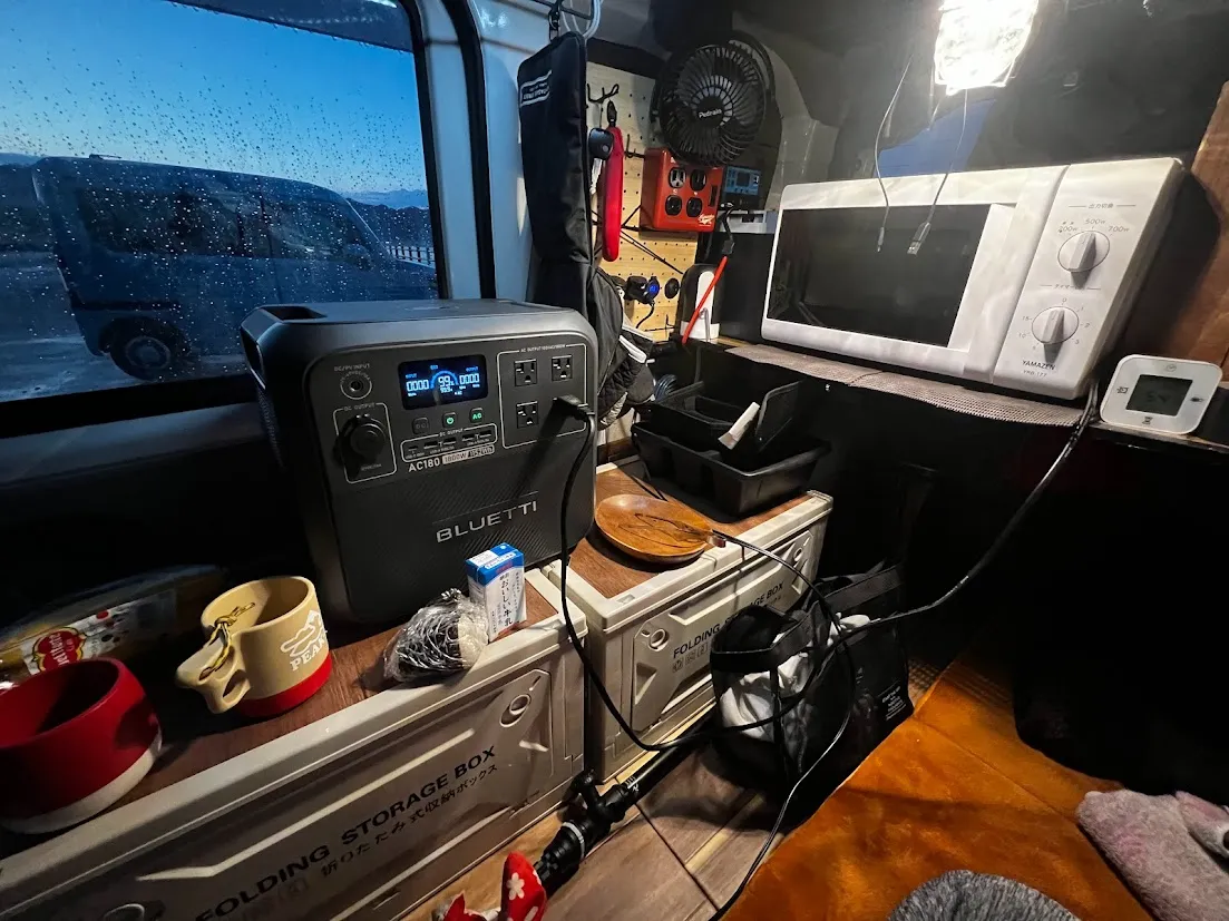 軽バン車中泊でテーブルが無くコンテナを代用している様子