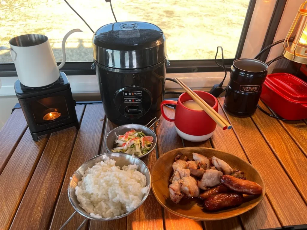 車内でご飯を炊いている