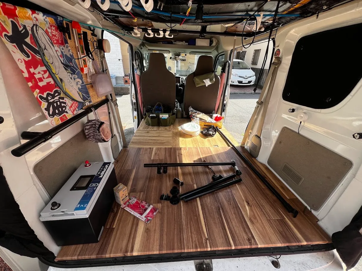 軽バン クリッパー 車内 イレクターパイプ DIY カット 作業中