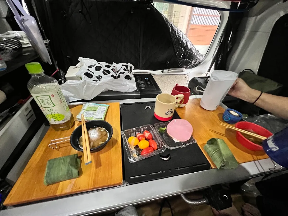 軽バン車中泊でIGTテーブルを設置している様子