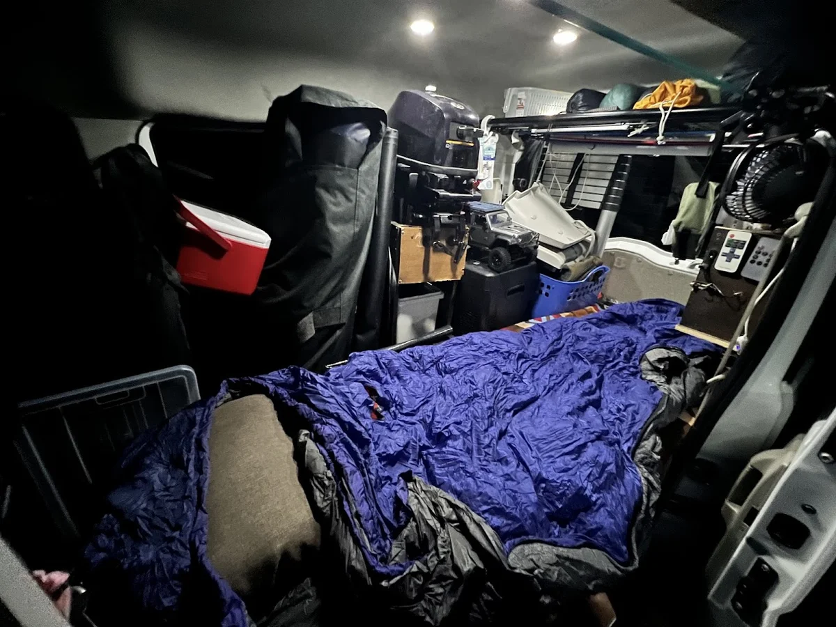 ナンガのダウンシュラフを軽バン車中泊用に使っている実物写真