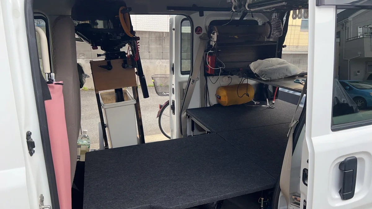 軽バン車中泊でベッドキットを外して船外機を積載した状態