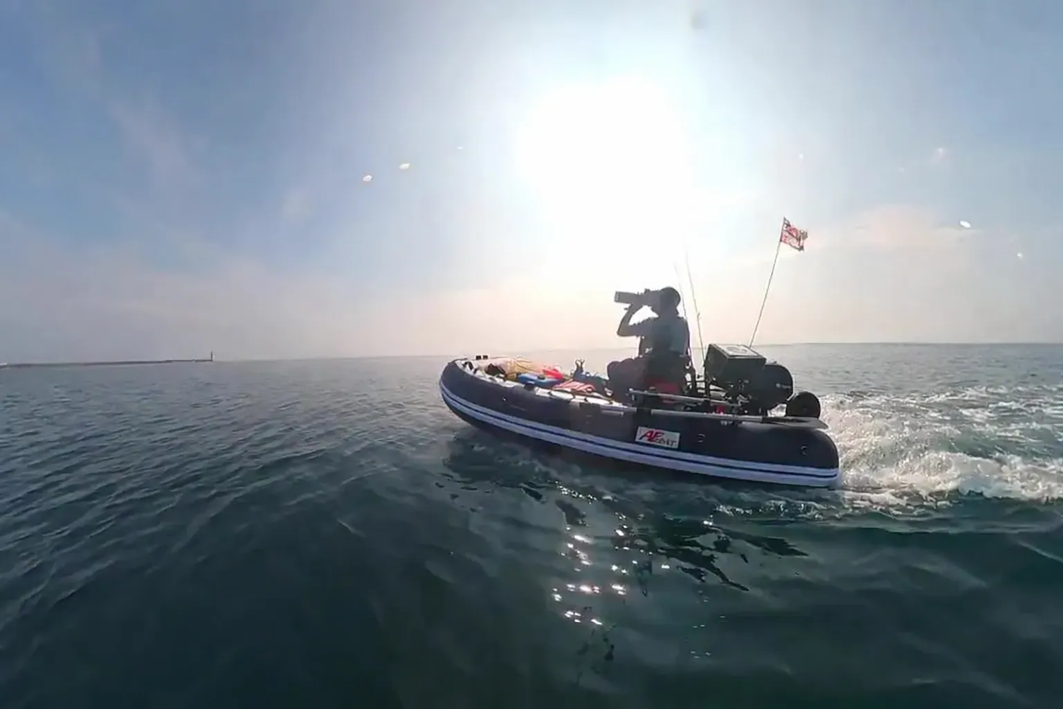 軽バン車中泊からの朝の釣り ゴムボートでの釣りシーン