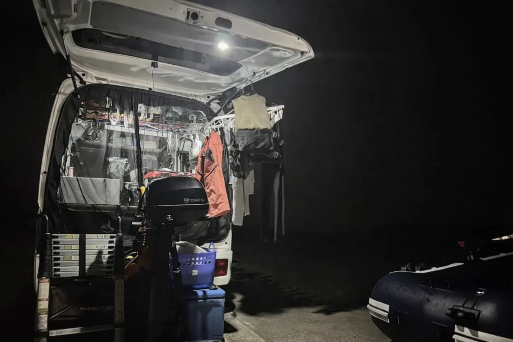 軽バン車中泊での釣り準備 夜の車外での装備準備風景
