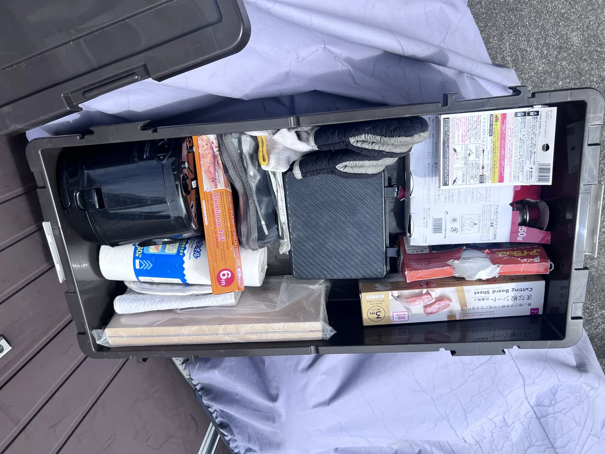 軽バンのベッド下中央に配置した収納ボックスの中身