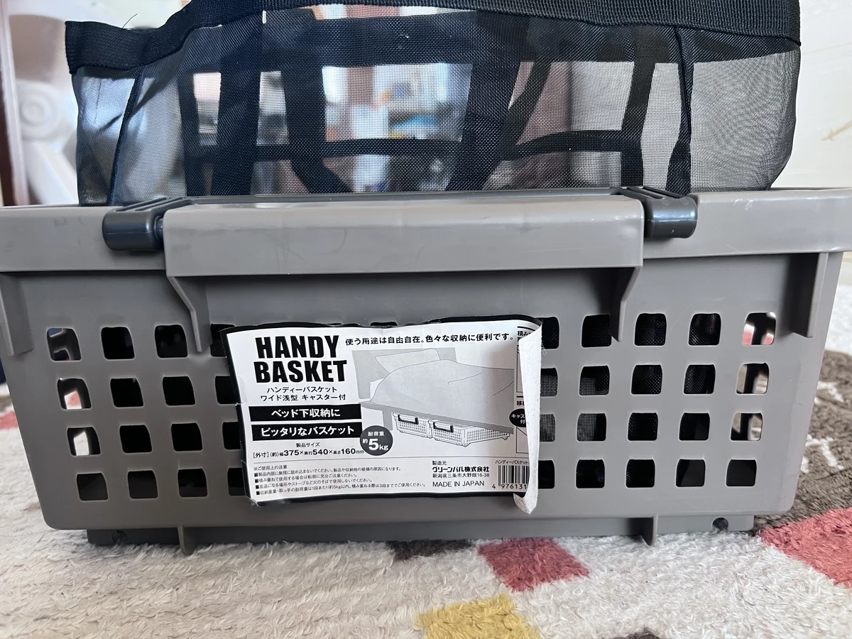 軽バンのスライドドア側から差し込む収納スペースを別角度から見た様子