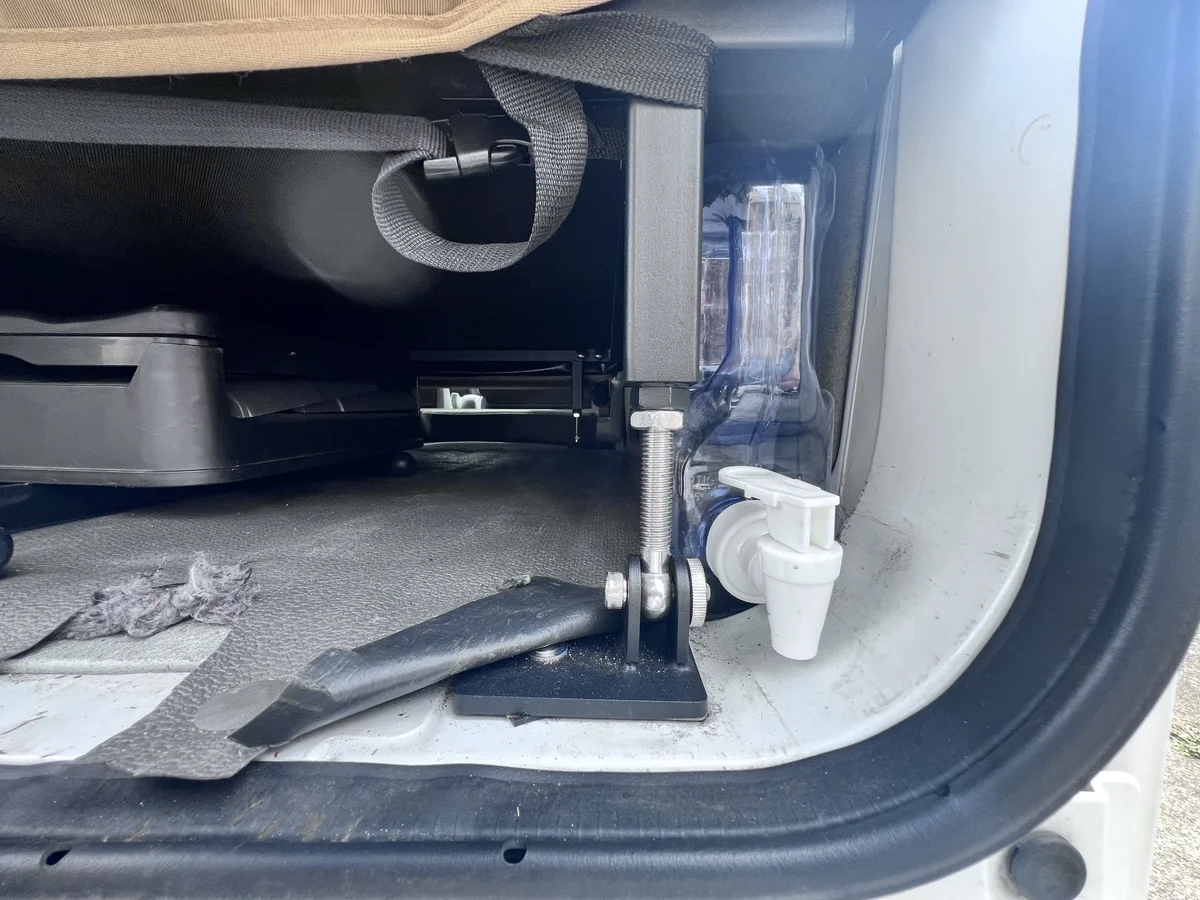 軽バンのベッド下右側に設置した薄型水タンク