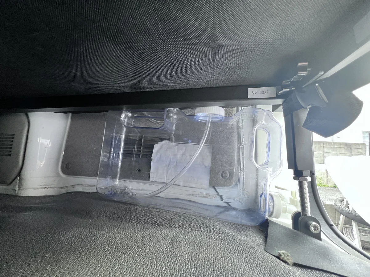 軽バンのベッド下右側に設置した薄型水タンクを別角度から見た様子