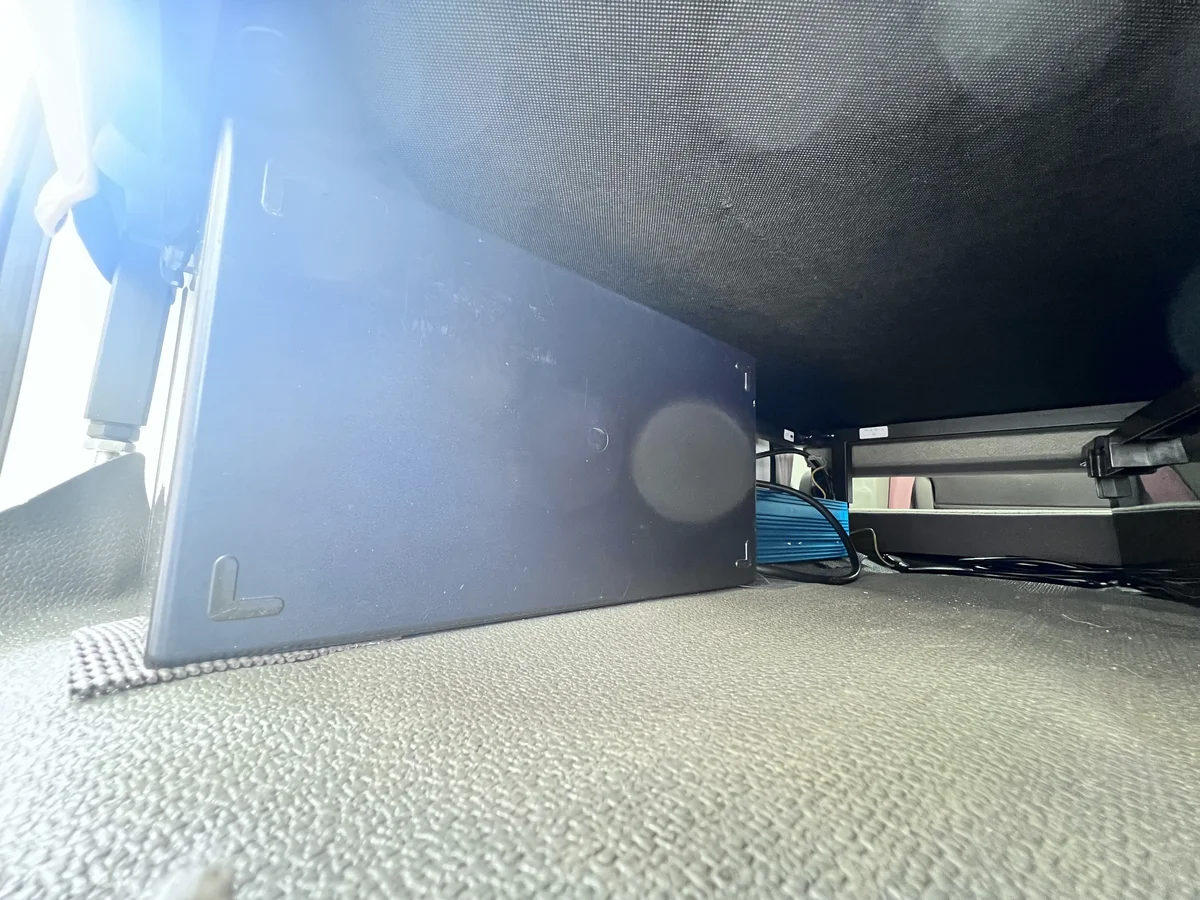 軽バンのベッド下左側に設置したサブバッテリー