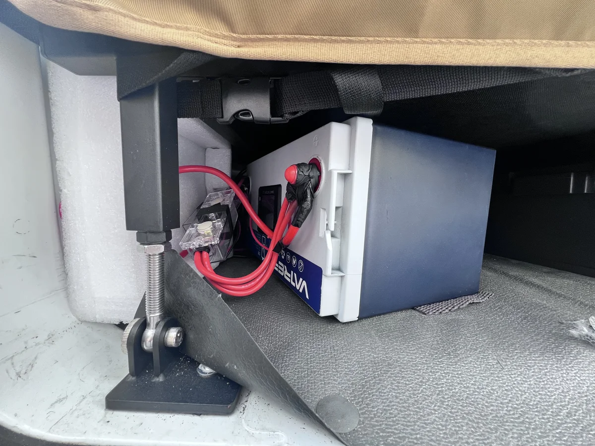 軽バンのベッド下左側に設置したサブバッテリーを別角度から見た様子