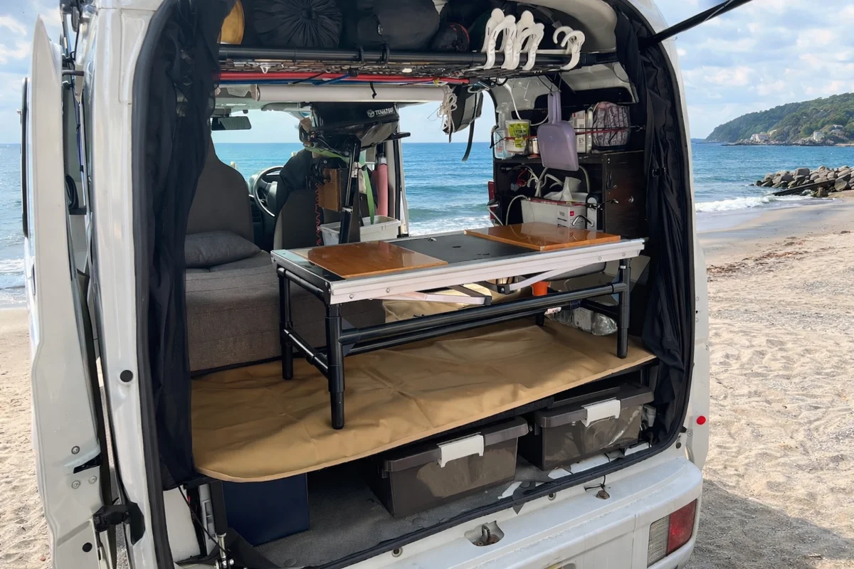 軽バン車中泊のベッド下収納と天井収納のレイアウト