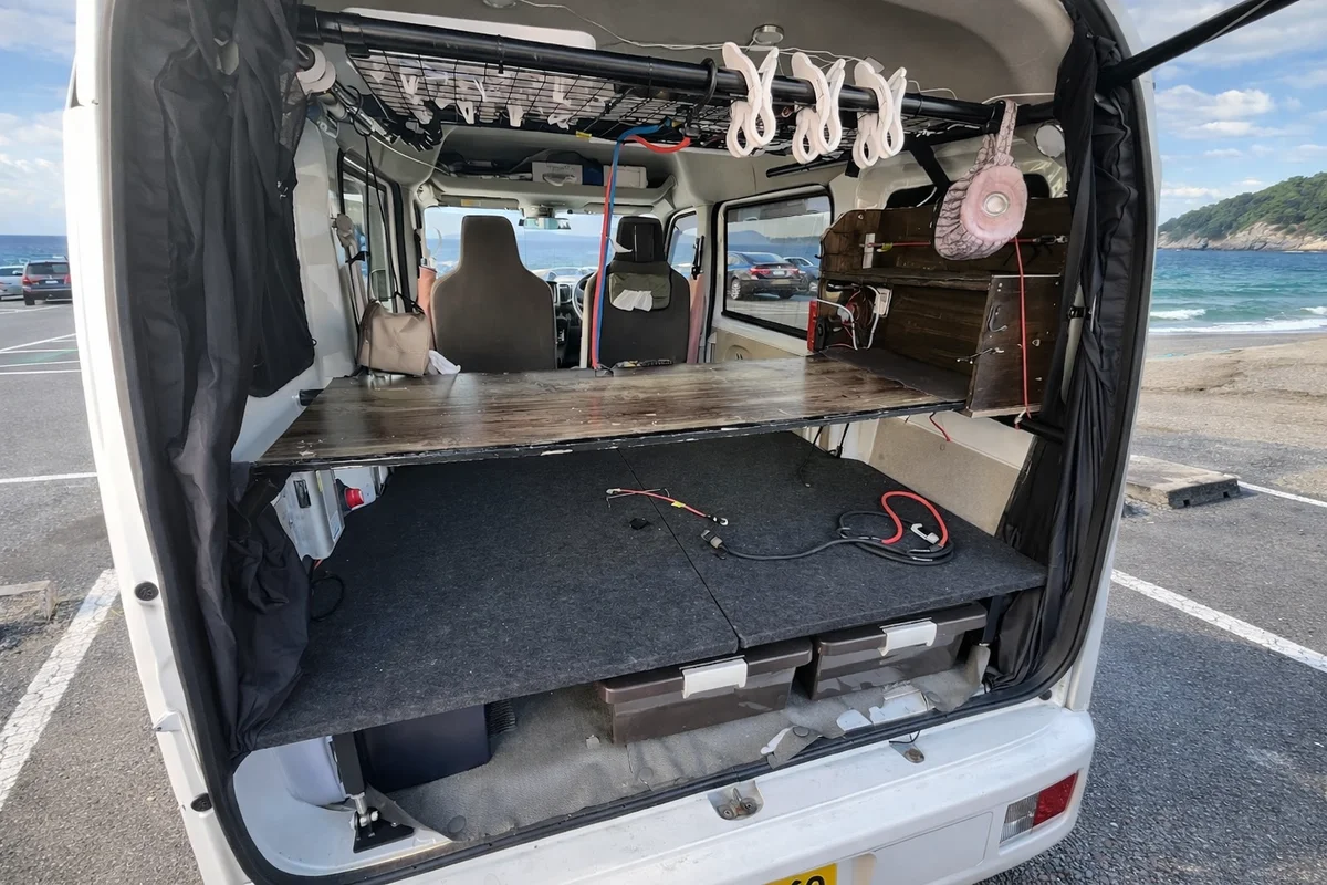 軽バンのベッド下中央に配置した収納ボックス