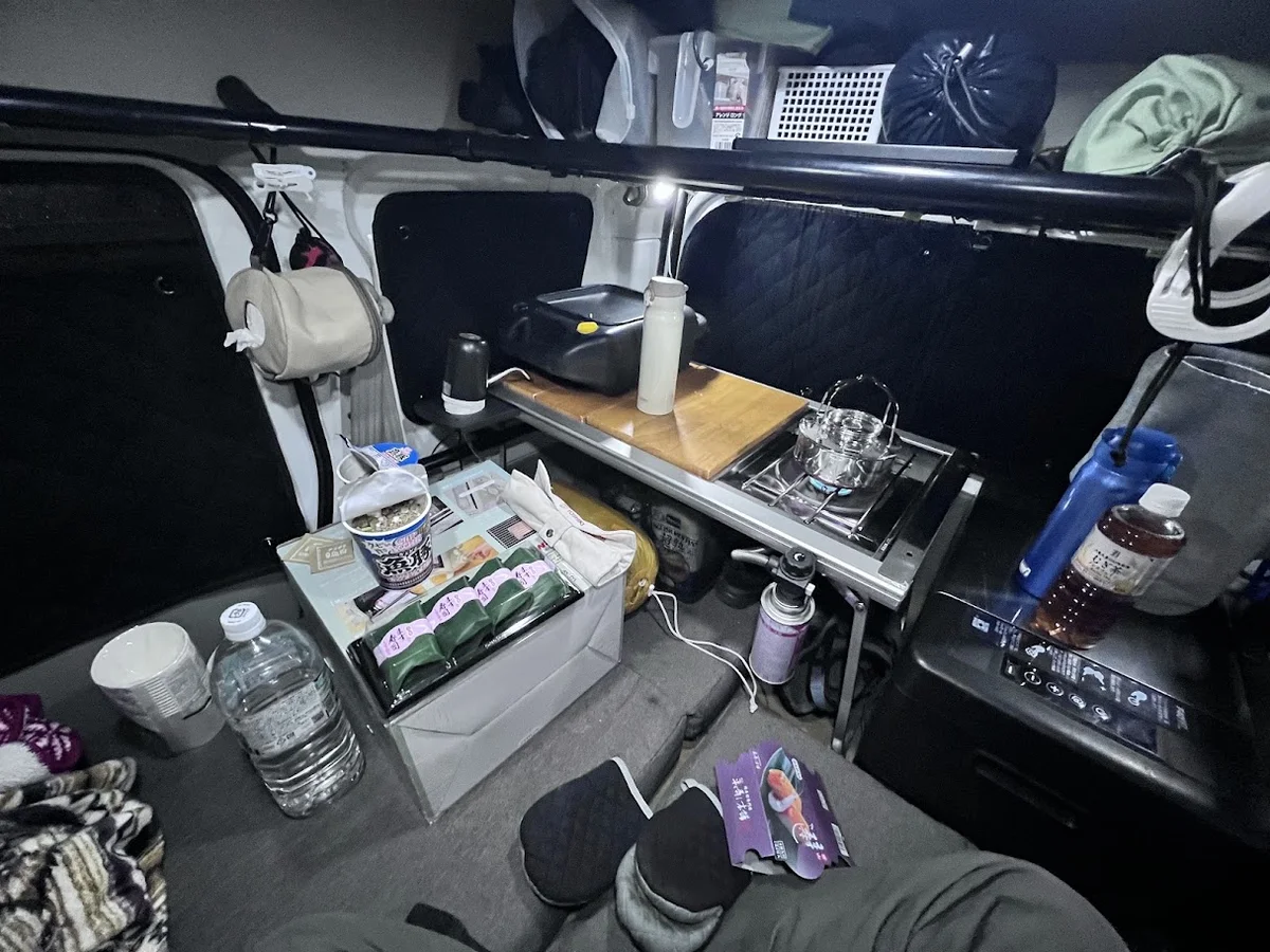 軽バン車中泊でマイ暖の箱をテーブル代わりにしている様子