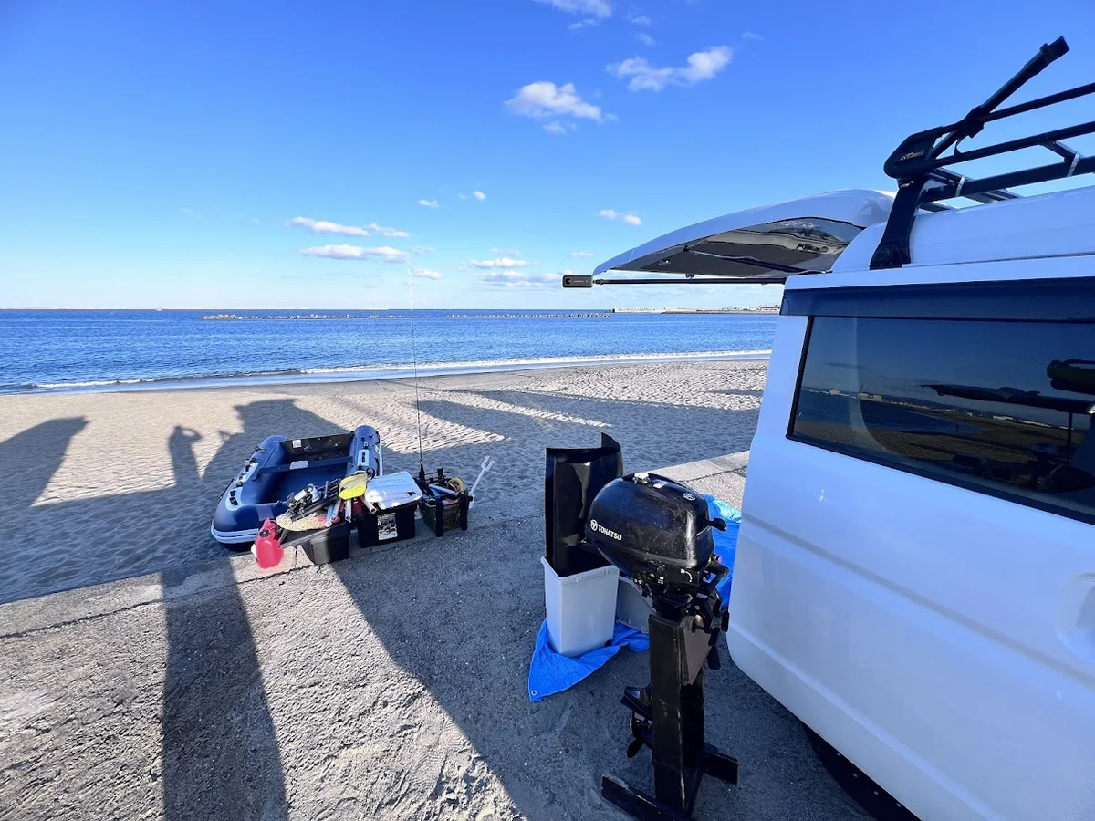 ボート釣り後に海から車まで歩く砂地の様子