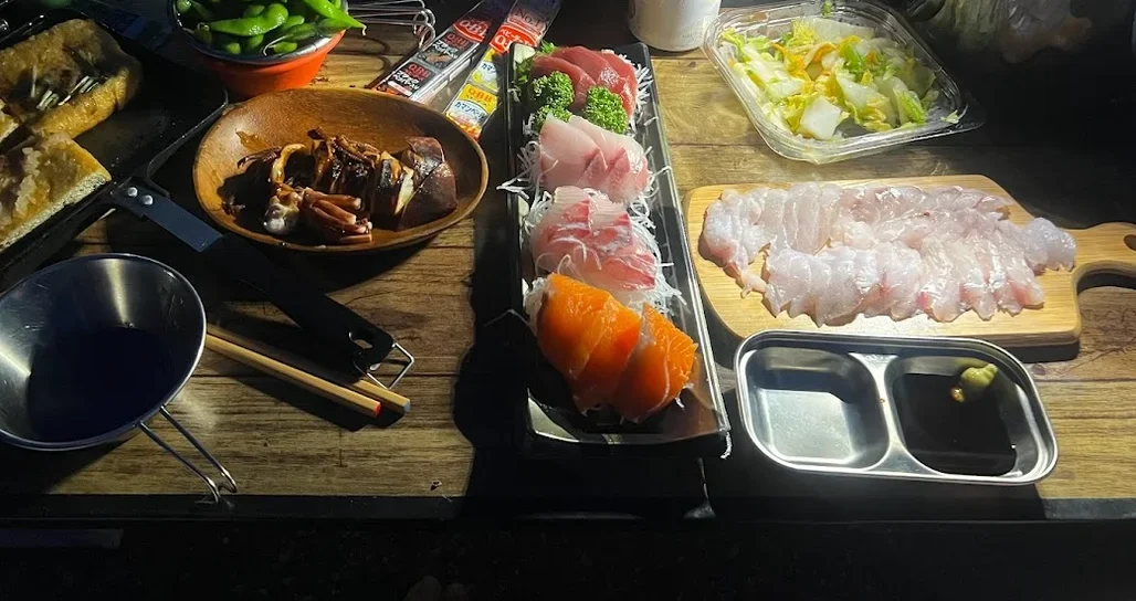 初日の実例。マゴチを刺身にして、足りない分はスーパー食材で補う