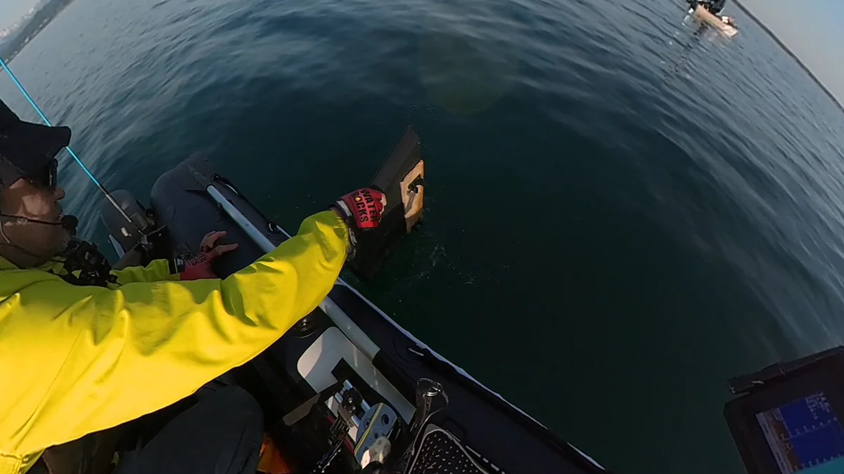 ボート上で魚の下処理をするためのボードを使っている様子