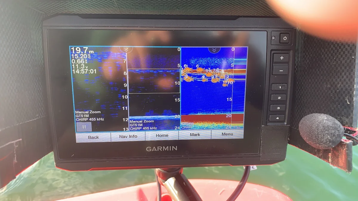モバイルバッテリー昇圧で11.3V表示になったGarmin ECHOMAP Plus 74svの海上画面