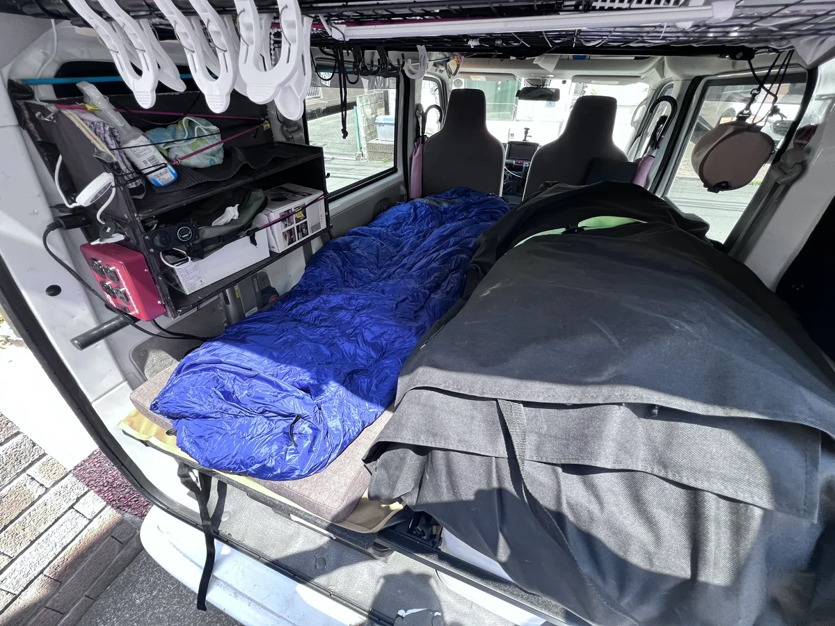軽バンの片側を寝床にして反対側にゴムボートを積む半分フラット積載の全体構成
