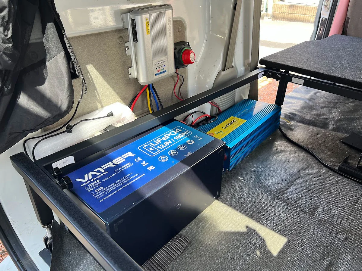 軽バンのベッド下に設置した100Ahサブバッテリーとインバーター