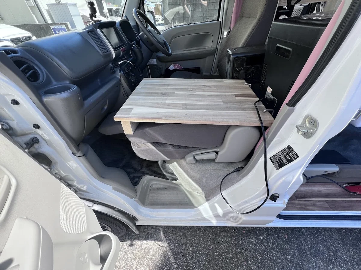 軽バンの助手席に板を渡して荷物置き場にした実例