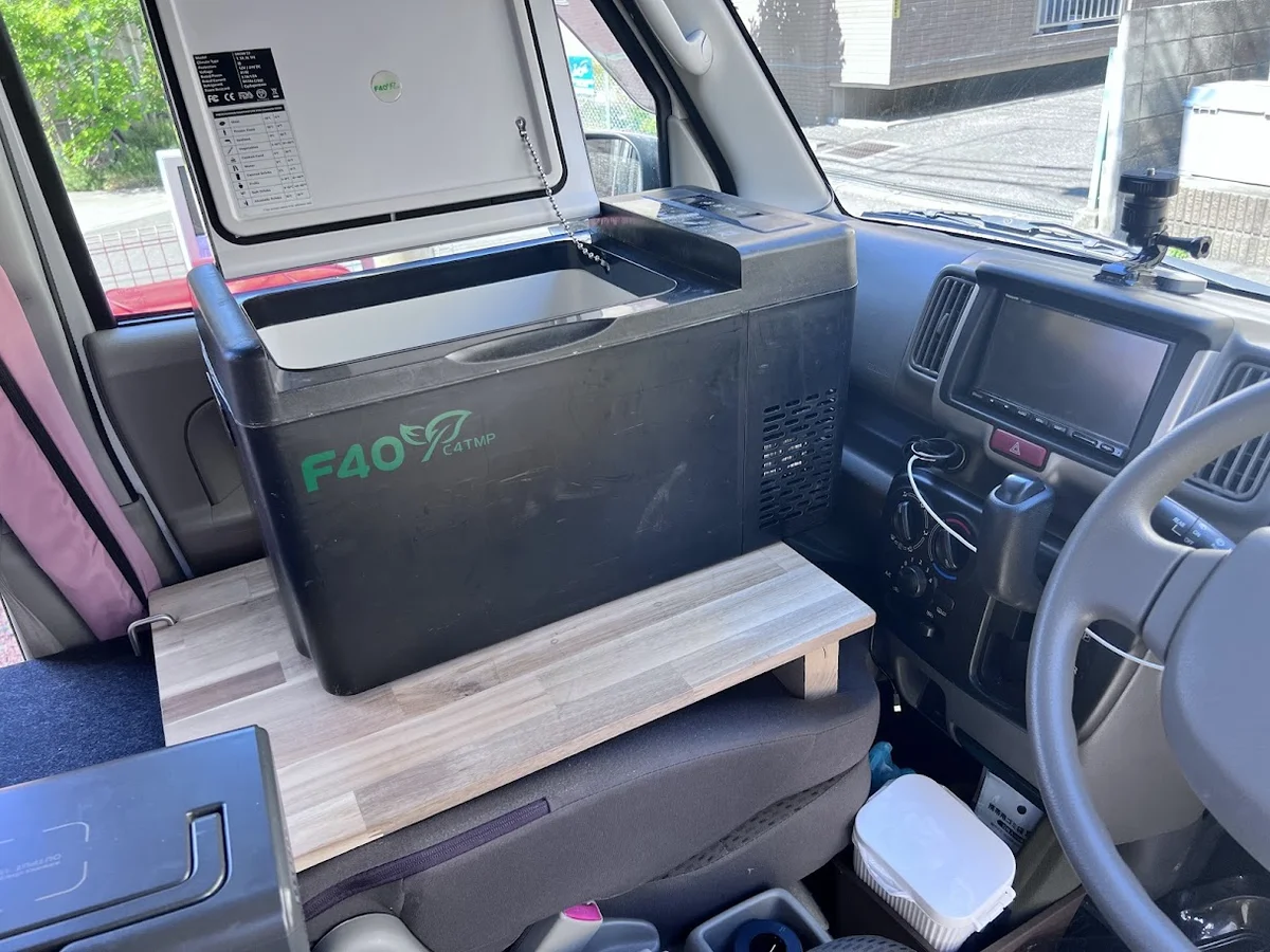 軽バン車中泊で助手席に冷蔵庫を置いた実例。釣りや買い物後にアクセスしやすい配置
