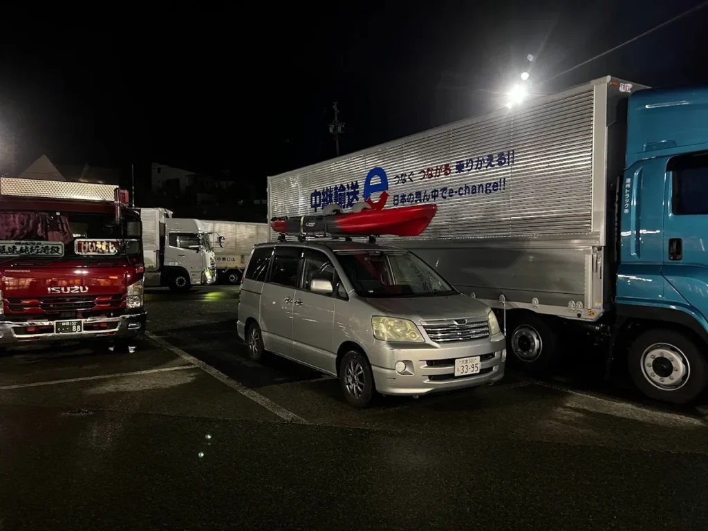 SA・PAは高速道路上で安心感がありますが、トラックのアイドリング音が近いと眠りにくいことがあります。