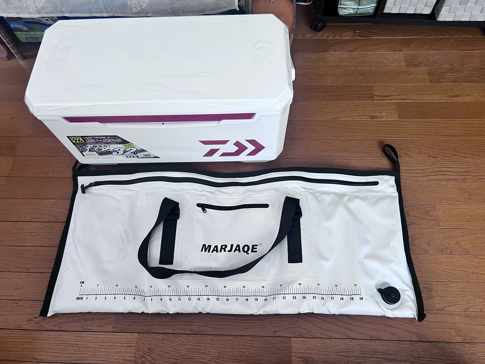 32Lウレタンクーラーと横長フィッシュクーラーバッグを並べた長さ比較