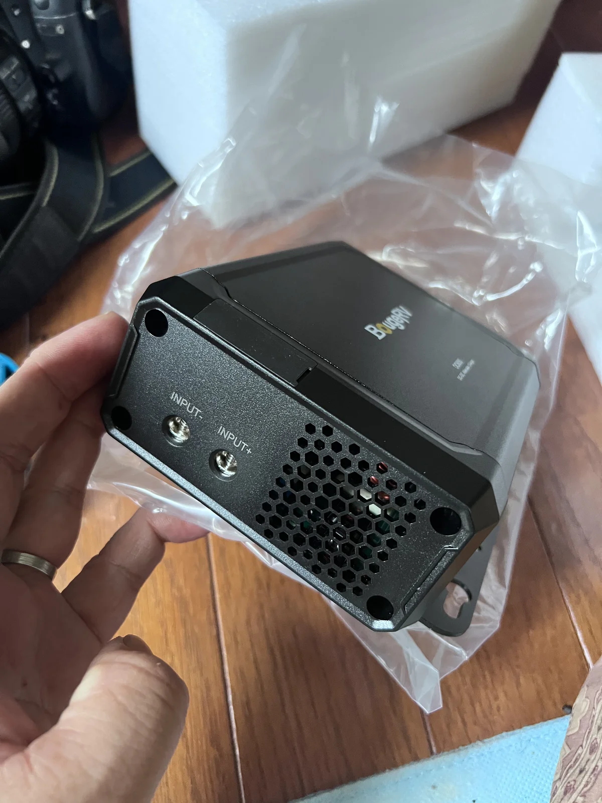 BougeRV DC600のINPUTプラス端子とINPUTマイナス端子が見える実物写真。車両バッテリー側から電源を入れる入力側を確認している。