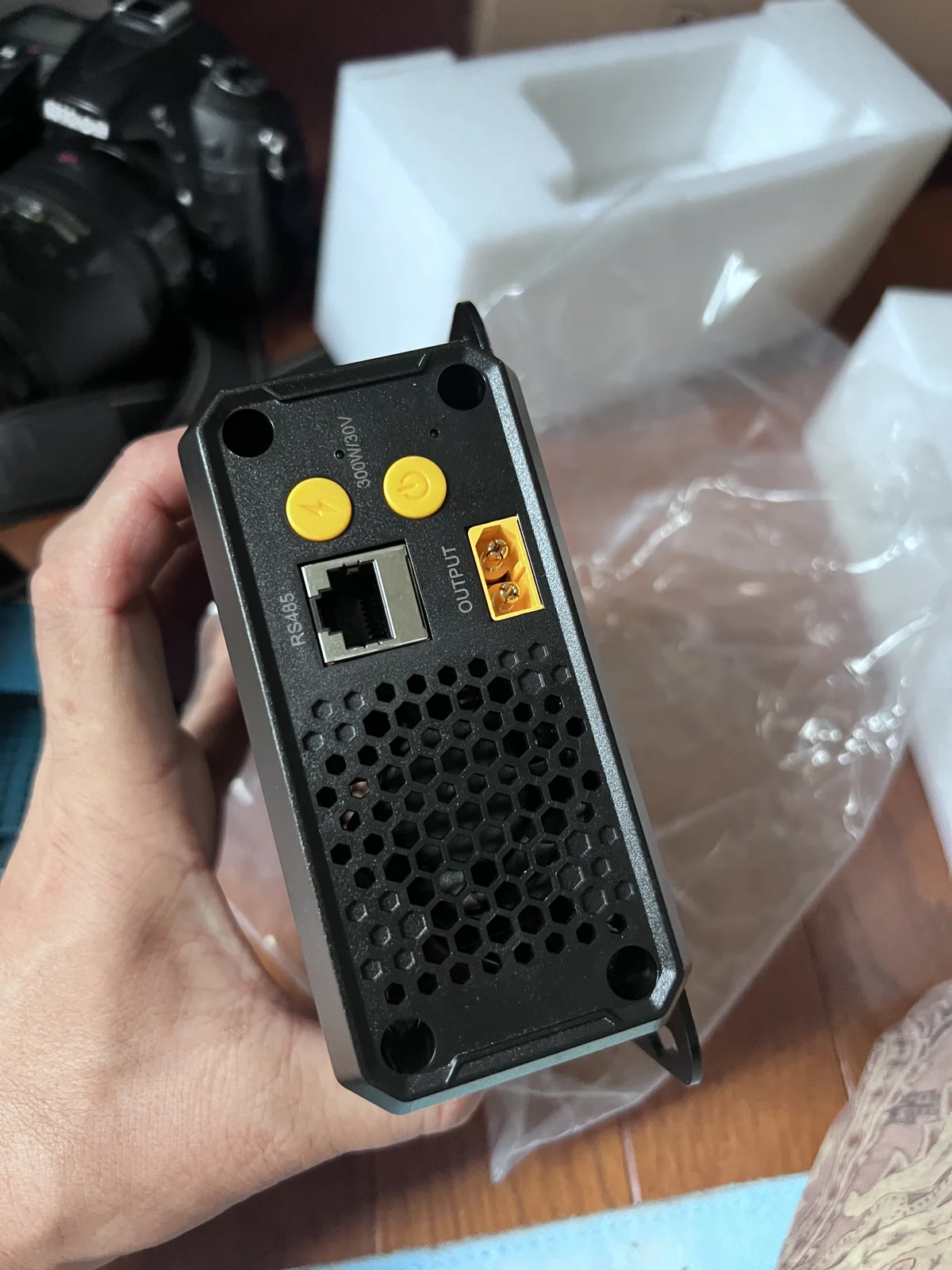 BougeRV DC600の出力側にあるXT60出力、RS485ポート、黄色い操作ボタンが見える実物写真。AC180のPV入力へ接続する側を確認している。