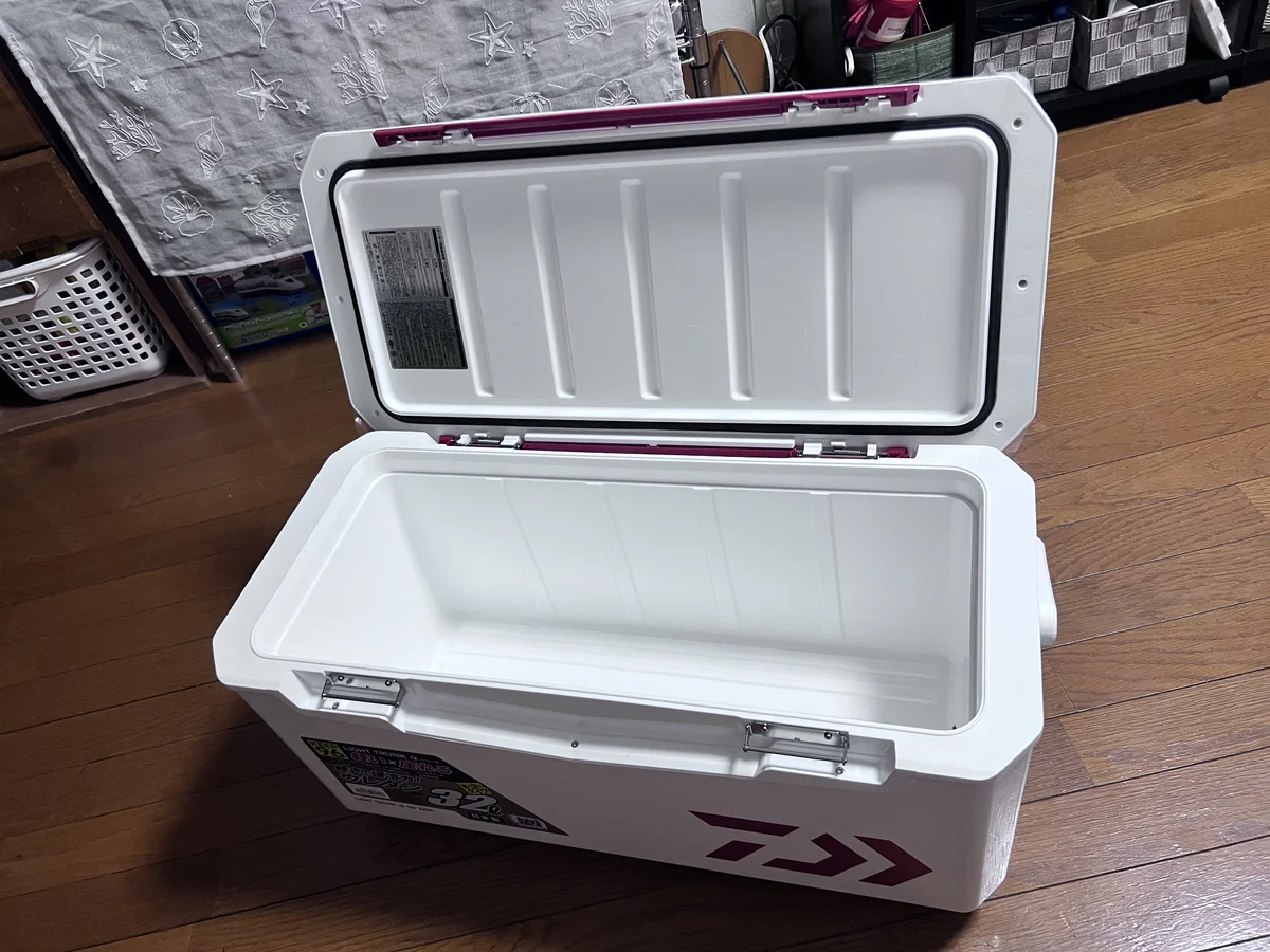 フタを開けたダイワ ライトトランクα GU3200の内部スペース