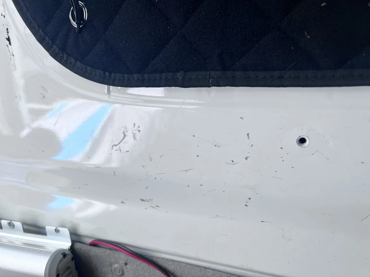 軽バン右リア窓下にあるサービスホールのM6ネジ穴