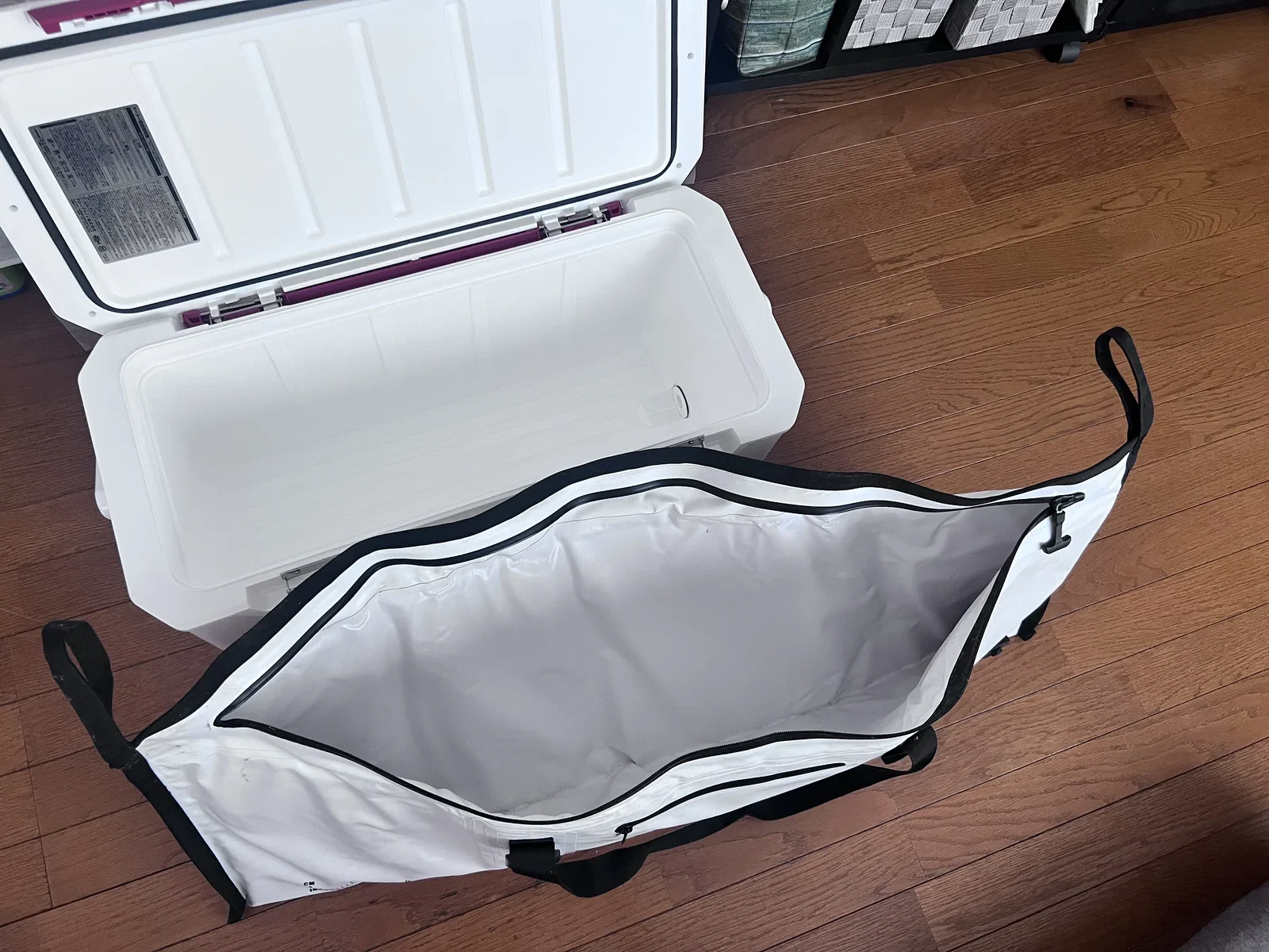 口を開けたフィッシュクーラーバッグと32Lウレタンクーラーの比較